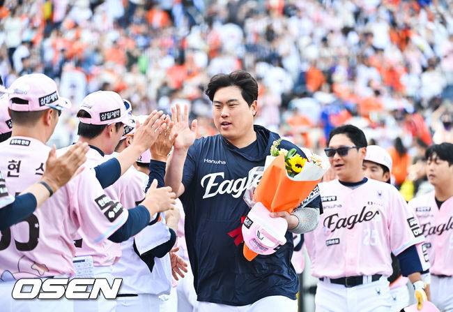 ‘괜찮다’ 먼저 손 내민 류현진…실책성 수비에도 후배 감싼 해피엔딩 [박준형의 ZZOOM]