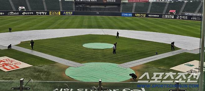 비내리는 잠실, 감독관의 발걸음이 빨라졌다. 구단 측은 '발 동동'…KT-두산전 열릴 수 있나 [잠실현장]