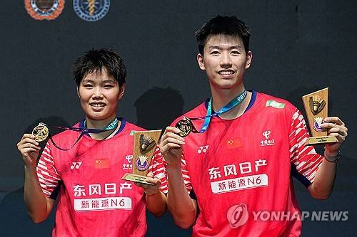 '세계 1위' 中 배드민턴 1회전서 와르르 무너졌다…혼복 황동핑-펑얀저, 급조된 말레이시아 조에 0-2 완패→올해 들어 비틀비틀