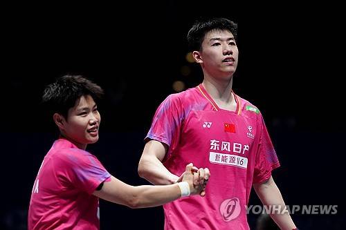 '세계 1위' 中 배드민턴 1회전서 와르르 무너졌다…혼복 황동핑-펑얀저, 급조된 말레이시아 조에 0-2 완패→올해 들어 비틀비틀