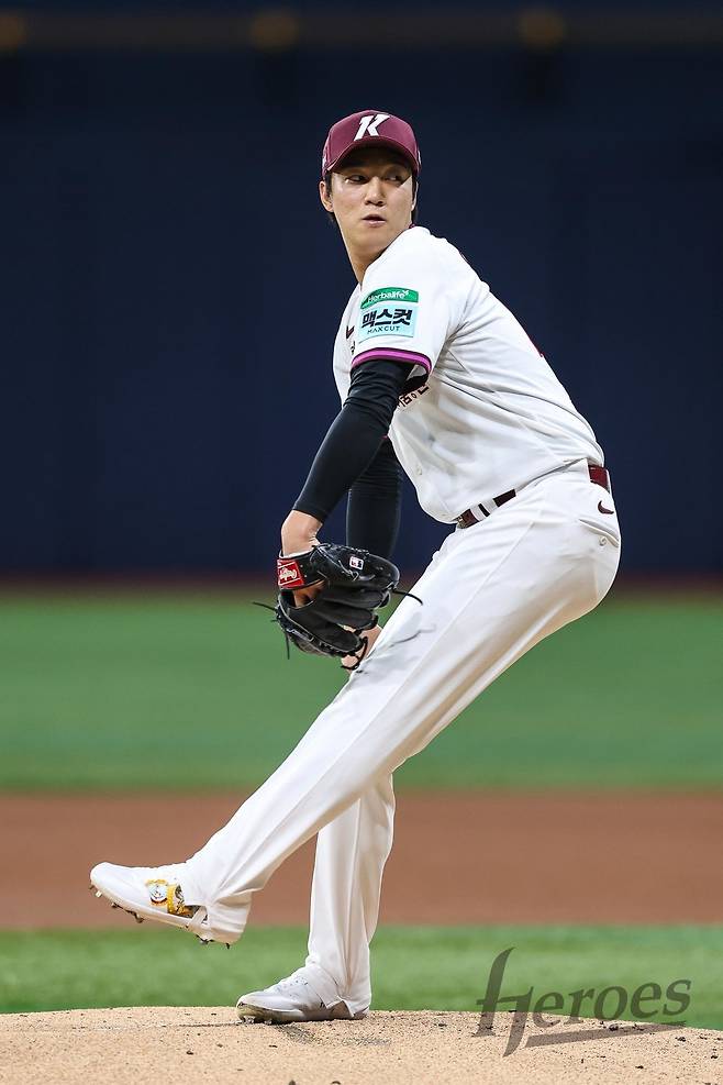 ‘최고 시속 159km’ 안우진, KIA전 4이닝 무실점 호투했지만..손가락 물집으로 조기 교체