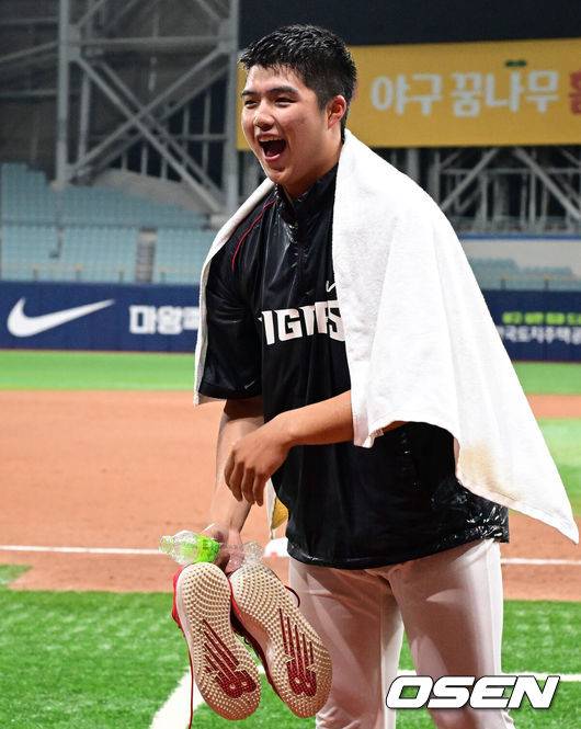 'KIA 최초 역사 썼다' 4연승 이끈 막내의 완벽투…이범호 감독
