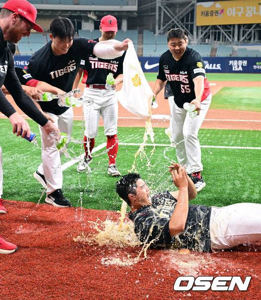 'KIA 최초 역사 썼다' 4연승 이끈 막내의 완벽투…이범호 감독