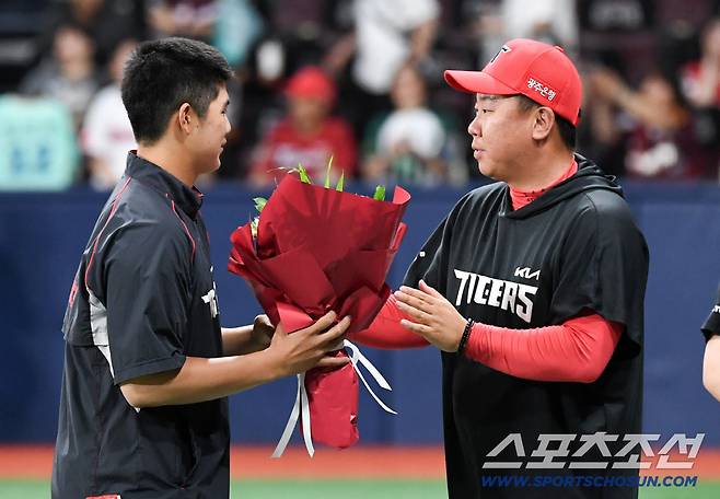 '꽃다발 든 이범호 감독' 진심 담긴 양현종의 조언, 물세례 퍼부은 투수조...6이닝 노히트 인생투 김태형, 감격의 데뷔 첫 승에 고척이 들썩였다