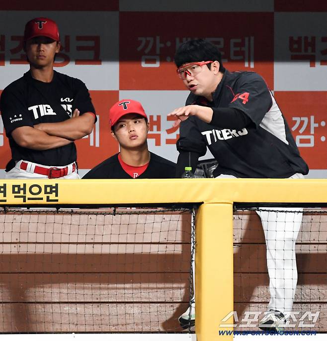 '꽃다발 든 이범호 감독' 진심 담긴 양현종의 조언, 물세례 퍼부은 투수조...6이닝 노히트 인생투 김태형, 감격의 데뷔 첫 승에 고척이 들썩였다