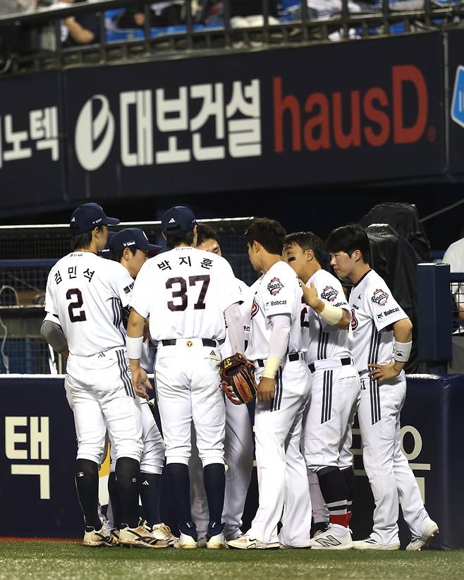 삼진 뒤 타석 못 떠난 박찬호... '5경기 겨우 8득점, 잔루 38개' 두산 참담한 현주소 [잠실 현장]