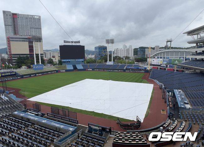 방수포 덮여있지만, 비는 사라졌다...'KBO 최초' 육성 신화의 두 번째 선발 등판 볼 수 있나 [오!쎈 창원]