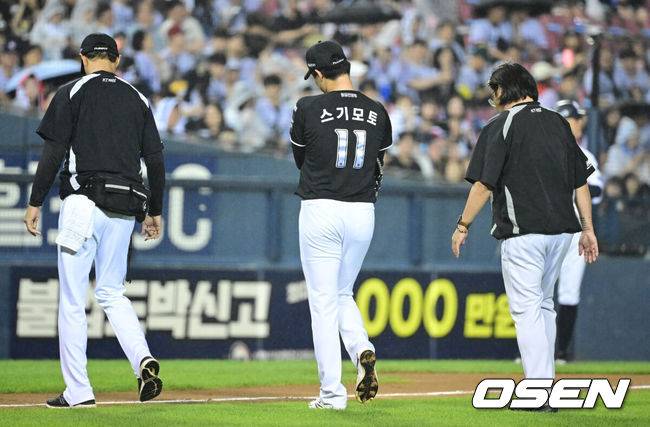 ‘아뿔싸’ 1위 경쟁 중 부상 악재라니…亞쿼터 투수, 강습타구에 팔 맞고 교체 “상태 지켜보고 검진 결정” [오!쎈 잠실]