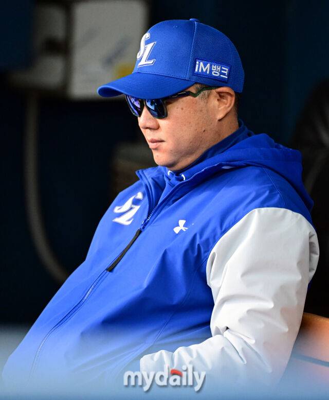 '이승엽 절친' 아베 감독, '딸 폭행 혐의'로 구단 최초 불명예…