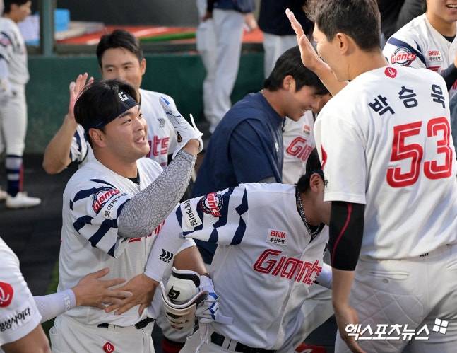 롯데가 美 단기유학→日 파견까지 보내며 육성한 그 타자, 드디어 홈런 터졌다!…밀어쳐 4.8m 담장 넘어간 '169.4km/h' 총알타구 [부산 현장]