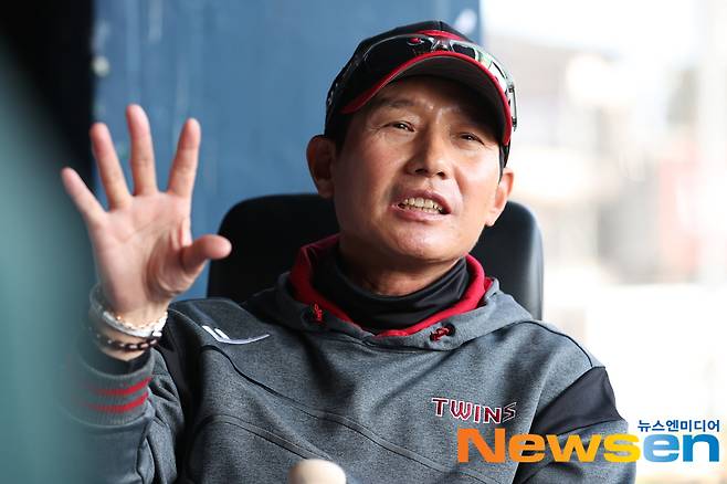 염경엽 감독 “박동원 살아났는데 부상, 내일까지 쉰다..토요일 2시 경기? 힘들지만 해야할 일”