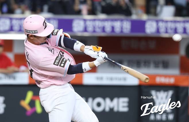 '고작 23세에 이글스 역사를 바꿨다' 한화, 48일 만에 5할 승률 회복…SSG 창단 첫 10연패 수렁 [대전 리뷰]
