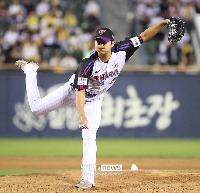 LG 비상, 백승현 공 던지다 어깨 잡았다… 병원 검진 예고, 안 풀리는 염경엽 기대주