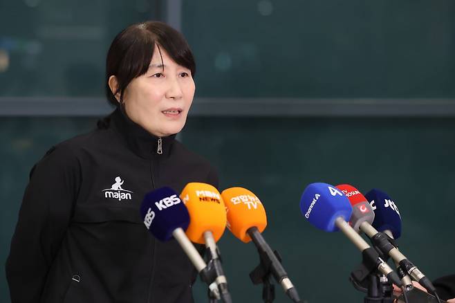 이란 탈출했던 이도희 감독, 여자배구팀 다시 만나 또 우승컵