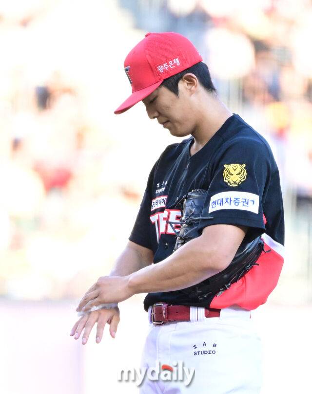 KIA 이의리 초등학교 은사에게 전화 한번 걸어야 하나…잠실에선 믿었는데, 볼넷→실책→쾅→볼넷→쾅 ‘데자뷰’[MD잠실]
