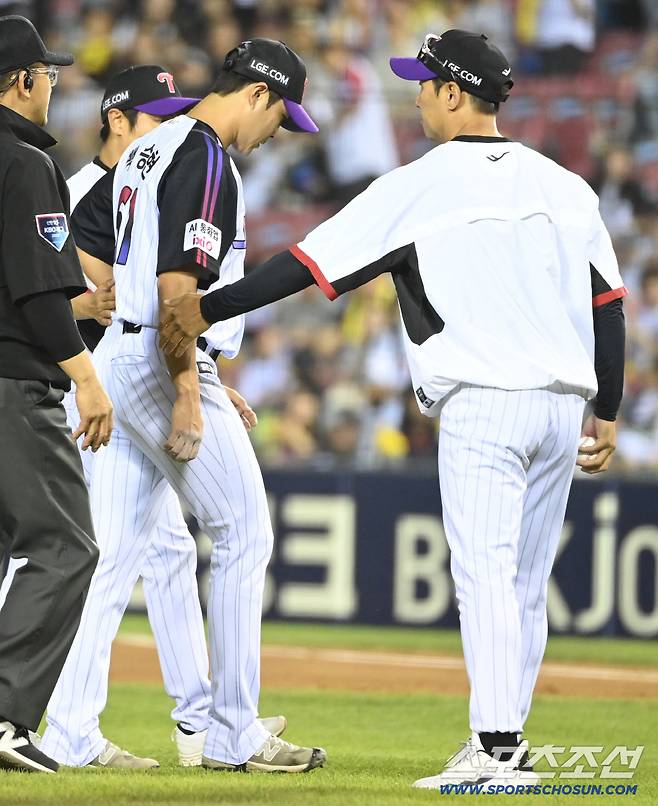 'LG 어쩌나' 부상 심상치 않다, 2구 던지고 주저앉다니…