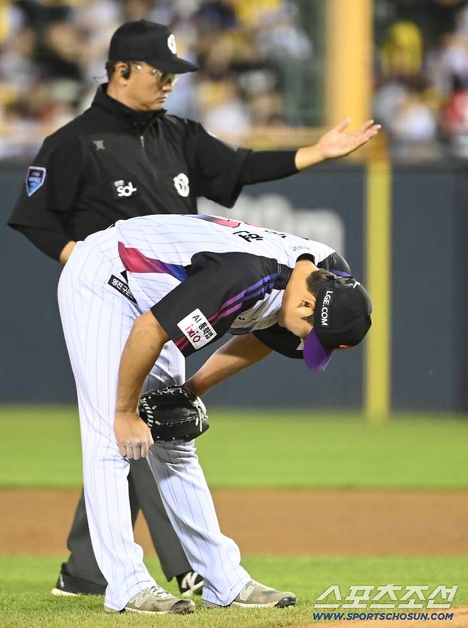 'LG 어쩌나' 부상 심상치 않다, 2구 던지고 주저앉다니…