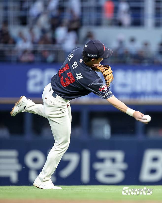 롯데 8회 1사까지 '단 0안타'→굴욕 눈앞이었는데, 전민재 8회 극적 홈런포→10회 실책 유도까지…