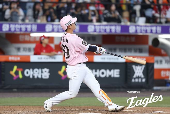 '단 7명뿐' 이글스 역사에 이름 남긴 날, 한화 거포 포수는 강백호에게 고마움 전했다…