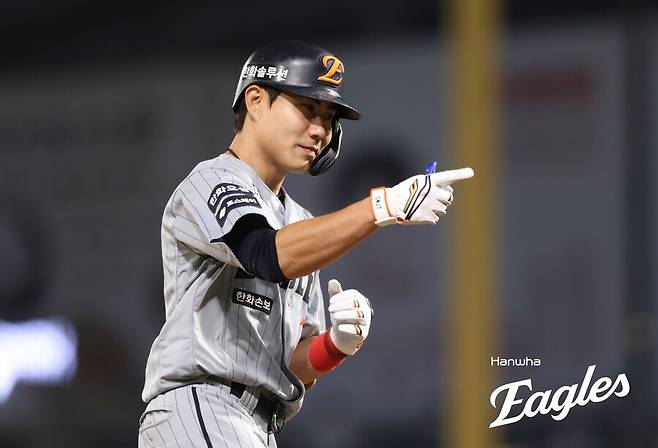국가대표가 헬멧을 내동댕이 쳤다…이것이 한화가 50억을 투자한 이유, 도무지 값으로 환산할수 없는 마지막 장면