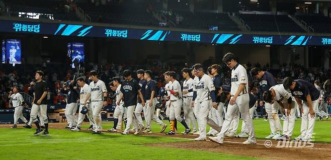 1만8128명 만원관중 실망시켰다, 연이틀 경기 막판 결정적 실책→끝내 패배 이어졌다…'9위 추락' NC 정말 어쩌나 [창원 현장]