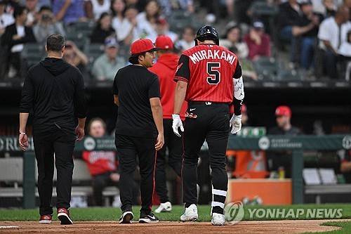 MLB 홈런 선두 무라카미, 병살 피하려다 허벅지 부상