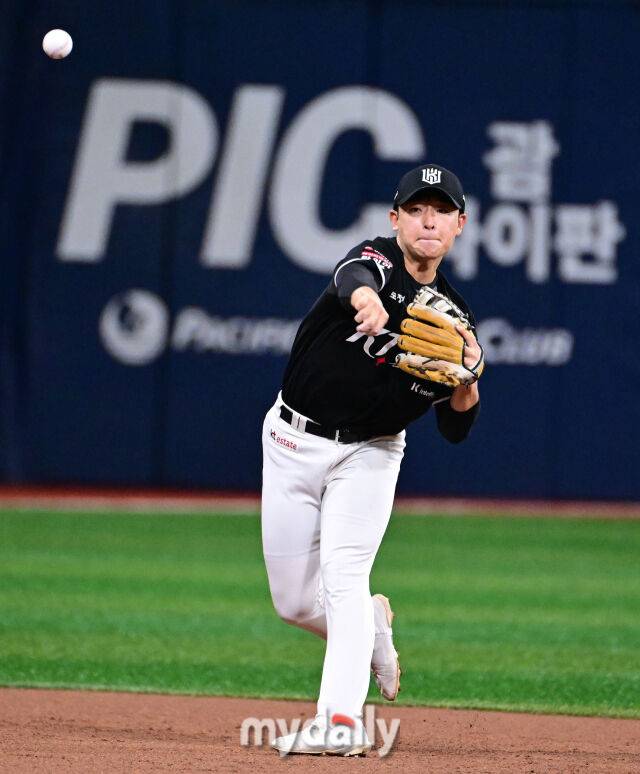 '내야안타→실책→교체' 결국 뜨거운 눈물 보인 19세 루키, 다들 그렇게 프로가 된다 [MD고척]