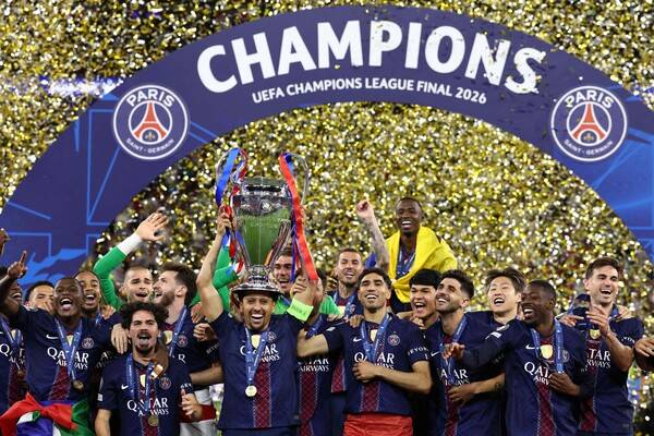 '1년전엔 트로피 바로 옆' 이강인, 이번엔 살짝 거리뒀다 [PSG 챔스 우승]