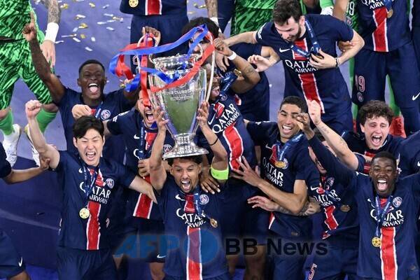 '1년전엔 트로피 바로 옆' 이강인, 이번엔 살짝 거리뒀다 [PSG 챔스 우승]