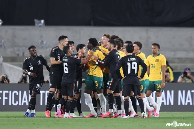 '갸우뚱' 홍명보호 월드컵 최대 난적 멕시코, 호주에 쩔쩔→'코너킥 결승골' 1-0 신승