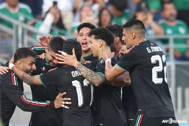 '갸우뚱' 홍명보호 월드컵 최대 난적 멕시코, 호주에 쩔쩔→'코너킥 결승골' 1-0 신승