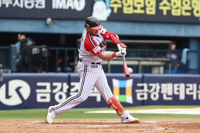 오스틴 이틀 연속 대포… KIA 스윕하고 LG 단독 선두 지켜