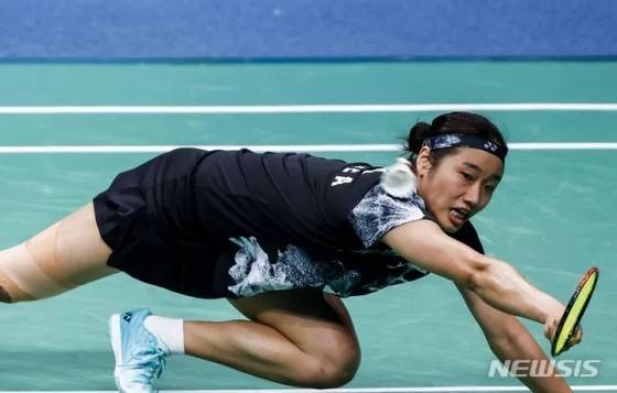 '컨디션 난조' 안세영 결국 흔들렸다...연속 4실점→야마구치에 17-21, 2세트 내줬다, 우승 향방은 3세트로