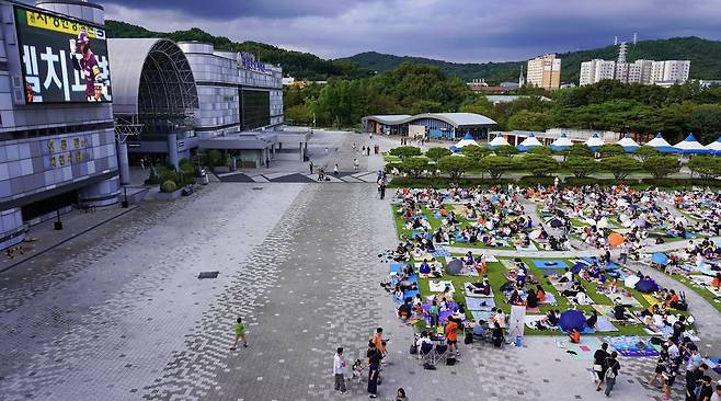 '한화 인기'에 문턱 높아진 야구장… 밖으로 향하는 팬들