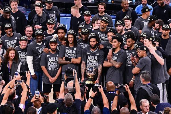 2m24cm 외계인 펑펑 울었다...'웸반야마 22점' 샌안토니오 12년 만에 NBA 파이널 진출, 뉴욕 닉스 나와!