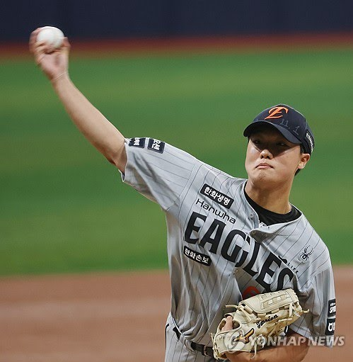 MLB? 정우주, 구종 개발 없이 선발 어렵다...단조로운 포심 직구, 슬라이더, 커브로는 KBO에서도 버티기 힘들어
