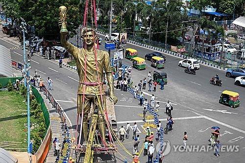 인도에 세운 21ｍ 메시 동상, 강풍에 '흔들'…안전 문제로 철거(종합)