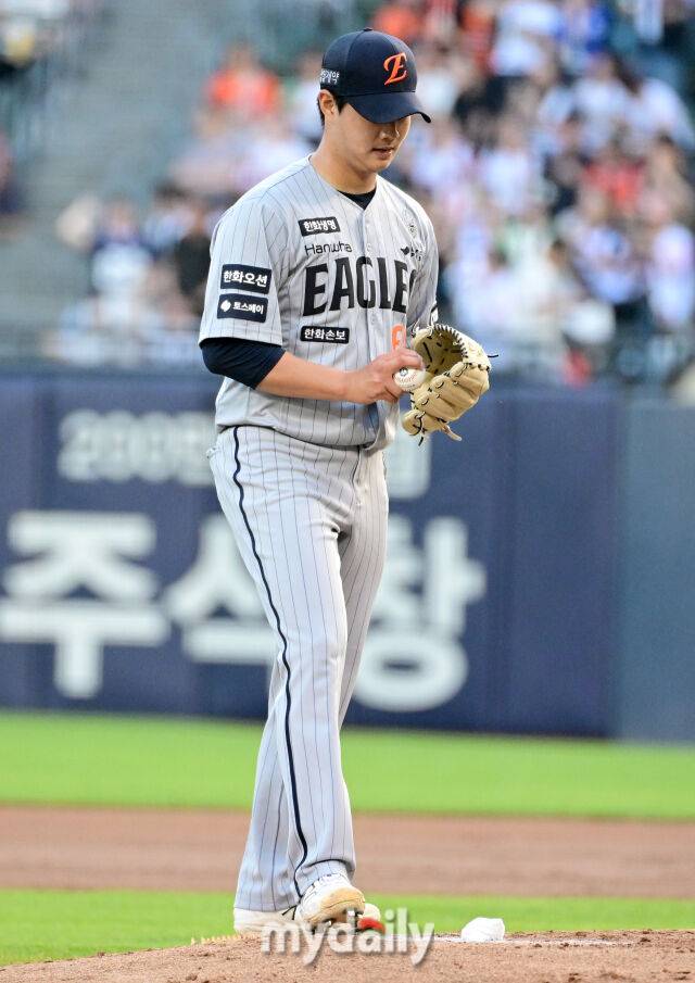 '오늘도 홈런이 문제' 韓 최초 역사 쓴 한화 육성선수, 홈런-홈런-볼넷-안타-안타→3이닝 3실점 강판…데뷔 첫 패 위기 [MD잠실]