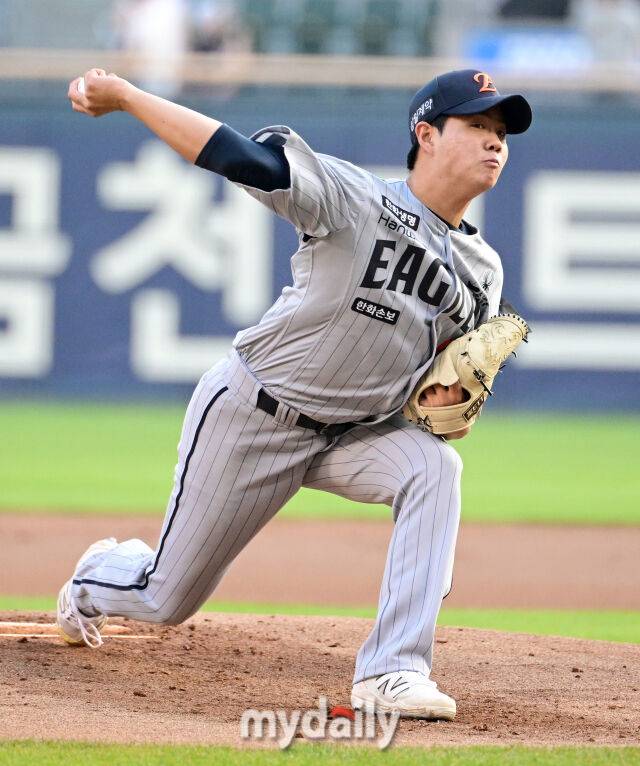 '오늘도 홈런이 문제' 韓 최초 역사 쓴 한화 육성선수, 홈런-홈런-볼넷-안타-안타→3이닝 3실점 강판…데뷔 첫 패 위기 [MD잠실]