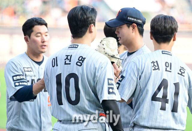 '오늘도 홈런이 문제' 韓 최초 역사 쓴 한화 육성선수, 홈런-홈런-볼넷-안타-안타→3이닝 3실점 강판…데뷔 첫 패 위기 [MD잠실]