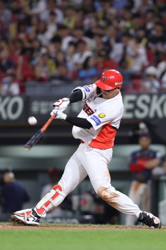 9회말 1사 2루서 공 왜 놓치나! 손성빈 통한의 실책... KIA, 롯데 5-4 꺾고 3연패 탈출 [광주 현장리뷰]