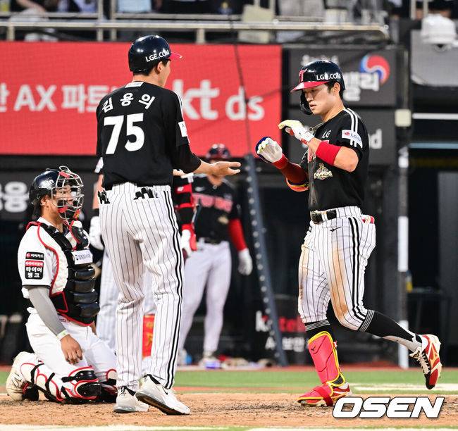 '홈런-홈런-홈런-홈런' 메가트윈스포 폭발하다...'4홈런→4연승' LG, 1위 지켰다. 오스틴 통산 100홈런, 임찬규 6이닝 무실점 [수원 리뷰]