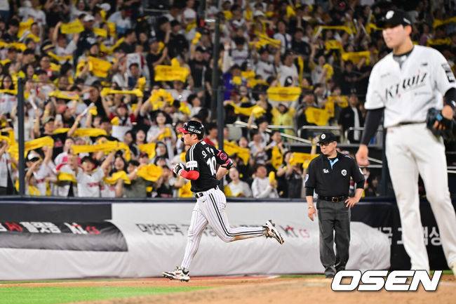 '홈런-홈런-홈런-홈런' 메가트윈스포 폭발하다...'4홈런→4연승' LG, 1위 지켰다. 오스틴 통산 100홈런, 임찬규 6이닝 무실점 [수원 리뷰]