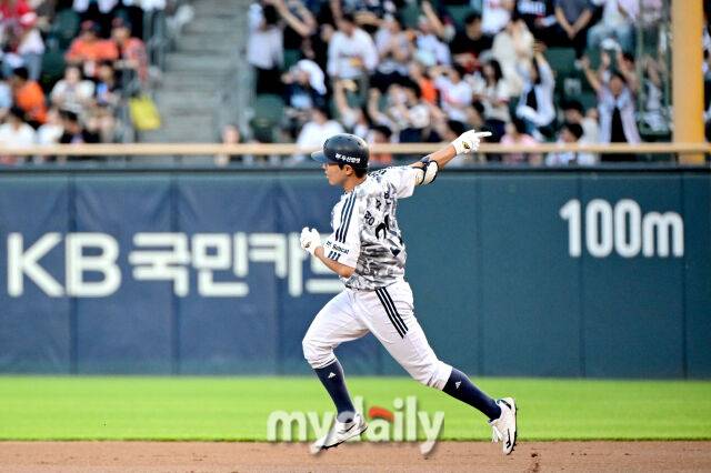 '이걸 잡다니' 한화 팬들도 감탄한 명품 수비, 56억 베테랑 감격했다