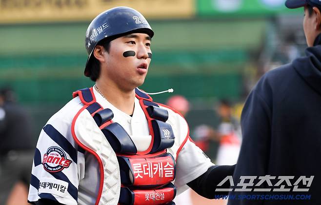 하, 프로 1군 경기 맞나...한가운데 공을 못 잡은 포수, 결과는 치명적 끝내기패, 롯데에 무슨 일이?