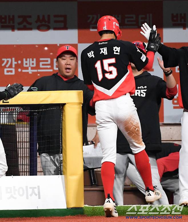 무슨 21살이 관리를 해, 뛰어 인마! → KIA 나성범이 박재현을 주시하는 이유. '찐 애정' 아니면 못 한다 [광주 현장]