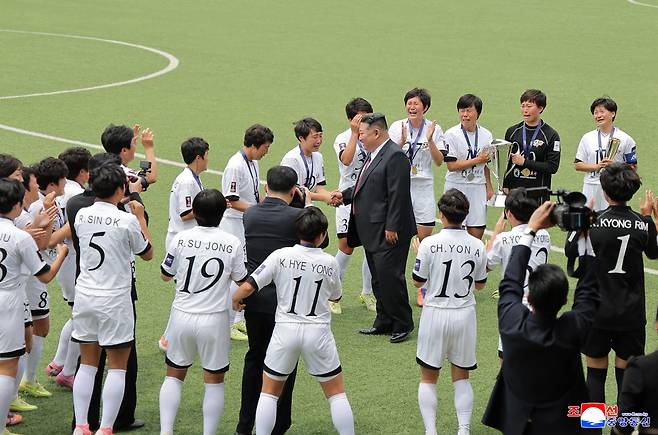 김정은 격려에 '무표정' 내고향여자축구단, 감격의 눈물 펑펑...'北 최고 자부심' 여자축구 '간부학교' 창립기념식서 시범경기