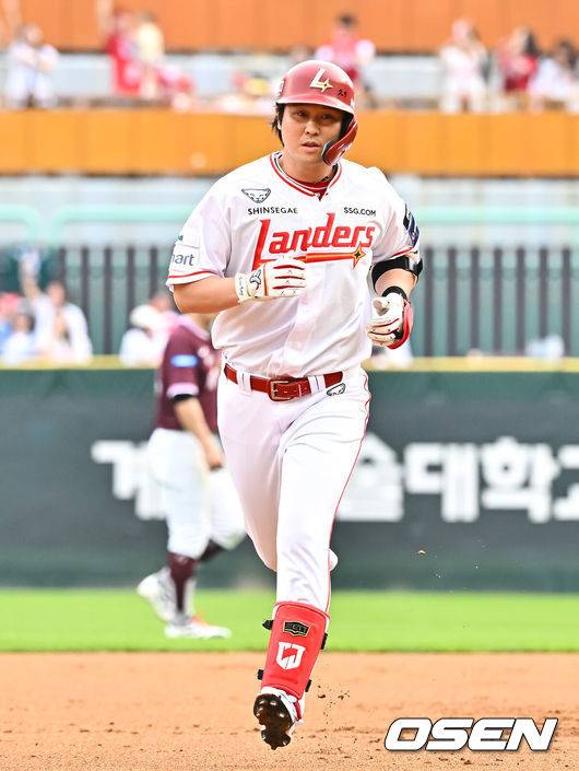‘13연패 제발 끊자’ 최정, 1회부터 연타석 홈런 폭발! 우타자 최초 2400안타 달성 [오!쎈 인천]