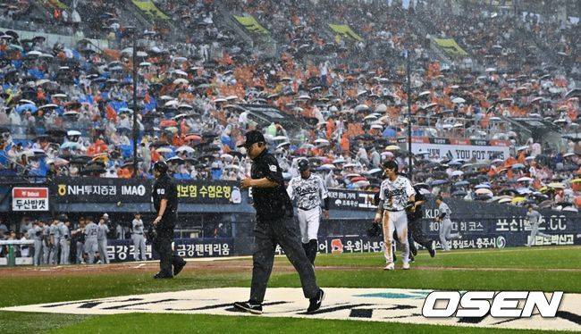 '갑자기 또 폭우가…' 잠실 한화-두산전, 4회초 종료 후 두 번째 우천중단 [오!쎈 잠실]