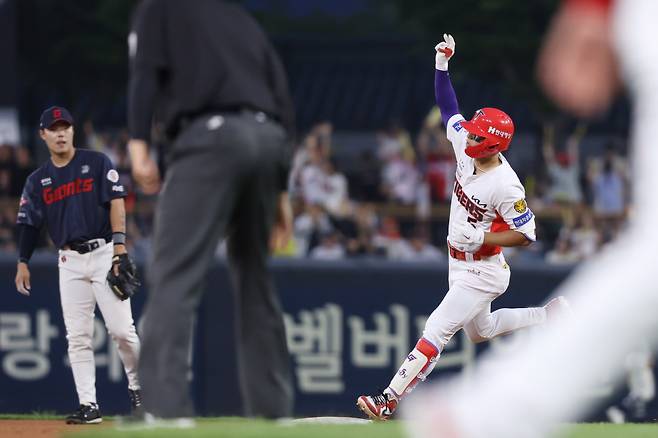 김도영 40홈런 페이스 + 시라카와 첫 승! KIA 타선 대폭발 → 10-0 롯데 완파하고 위닝시리즈 [광주 현장]